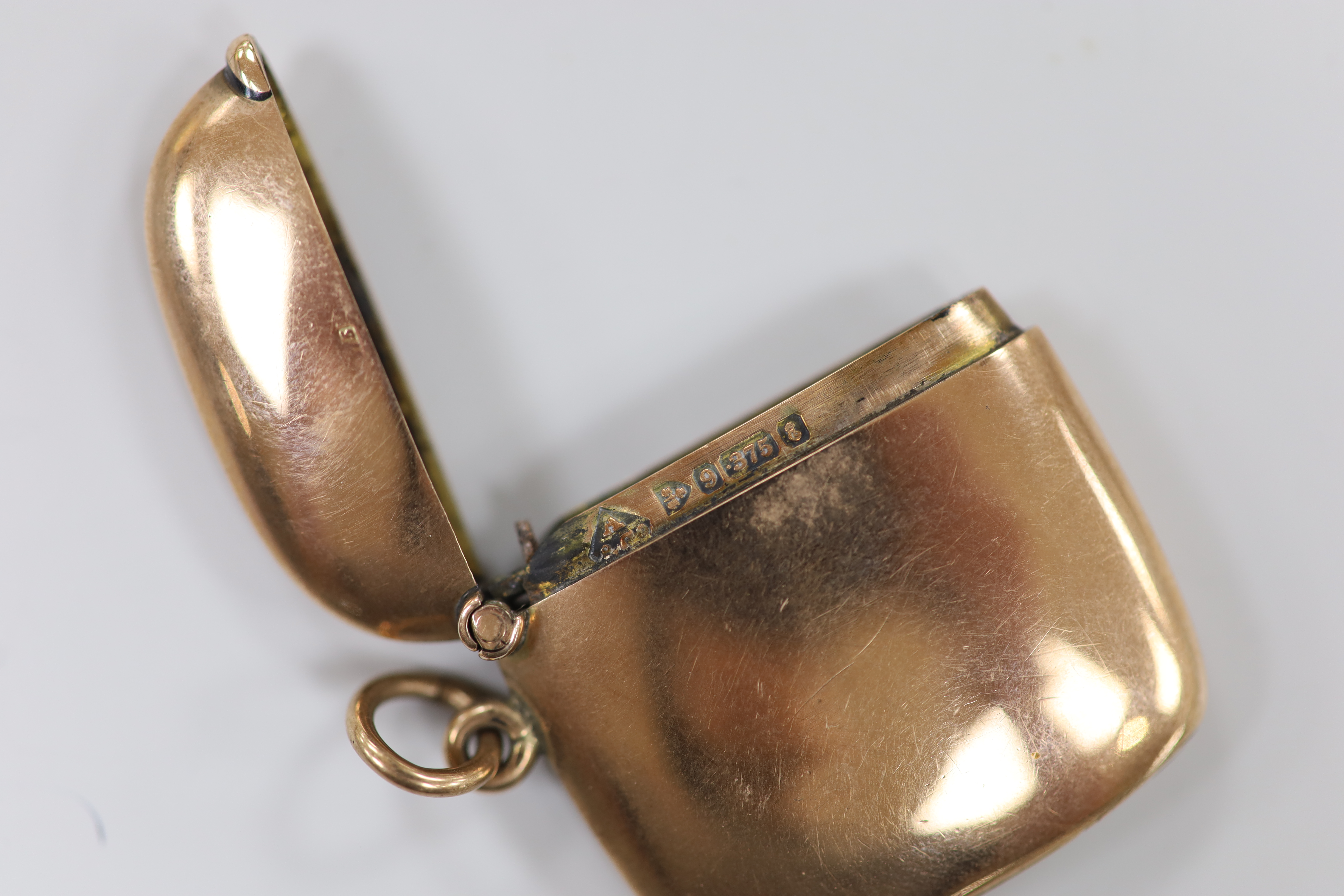 An Edwardian Asprey & Co 9ct gold vesta case, Chester, 1905, 37mm, gross weight 14.2 grams.